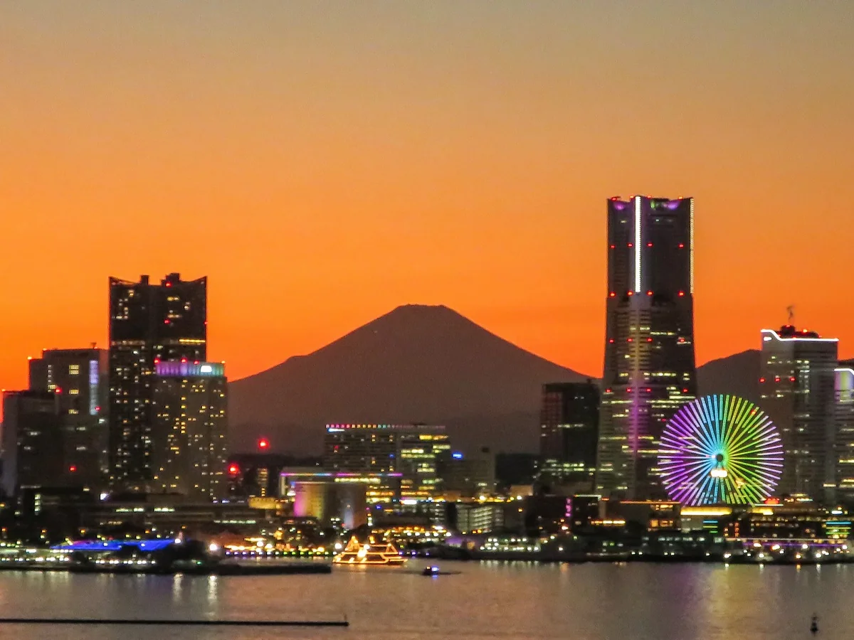 投稿写真：マジックアワーの富士山とみなとみらいの夜景