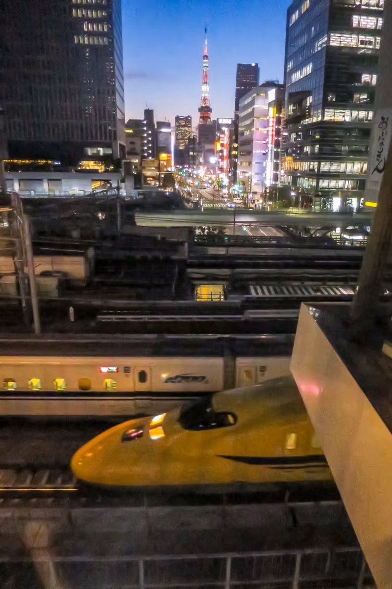 投稿写真：夕暮れ時の都心を走るドクターイエロー