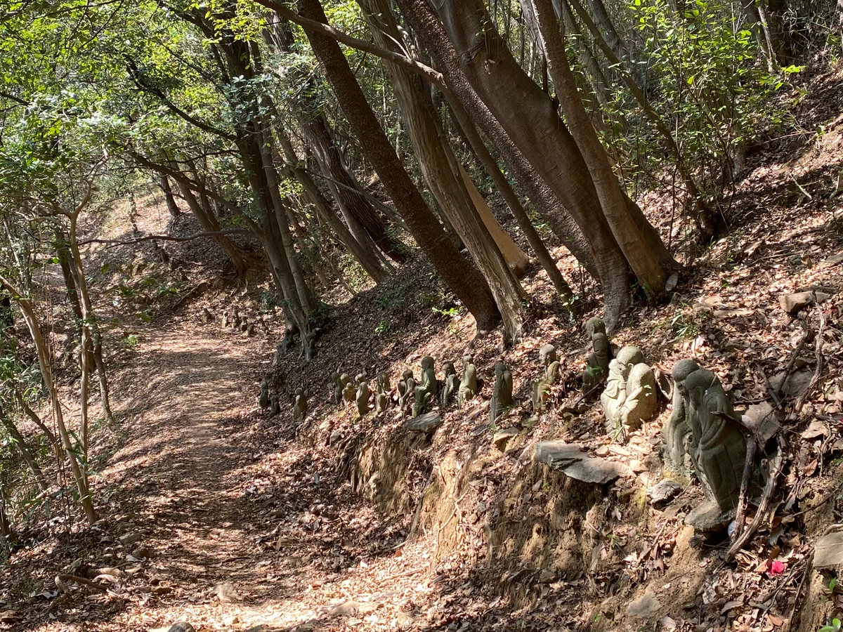 投稿写真：五百羅漢の山道を歩く