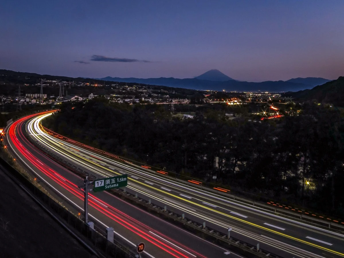 投稿写真：中央道レーザービームと富士山