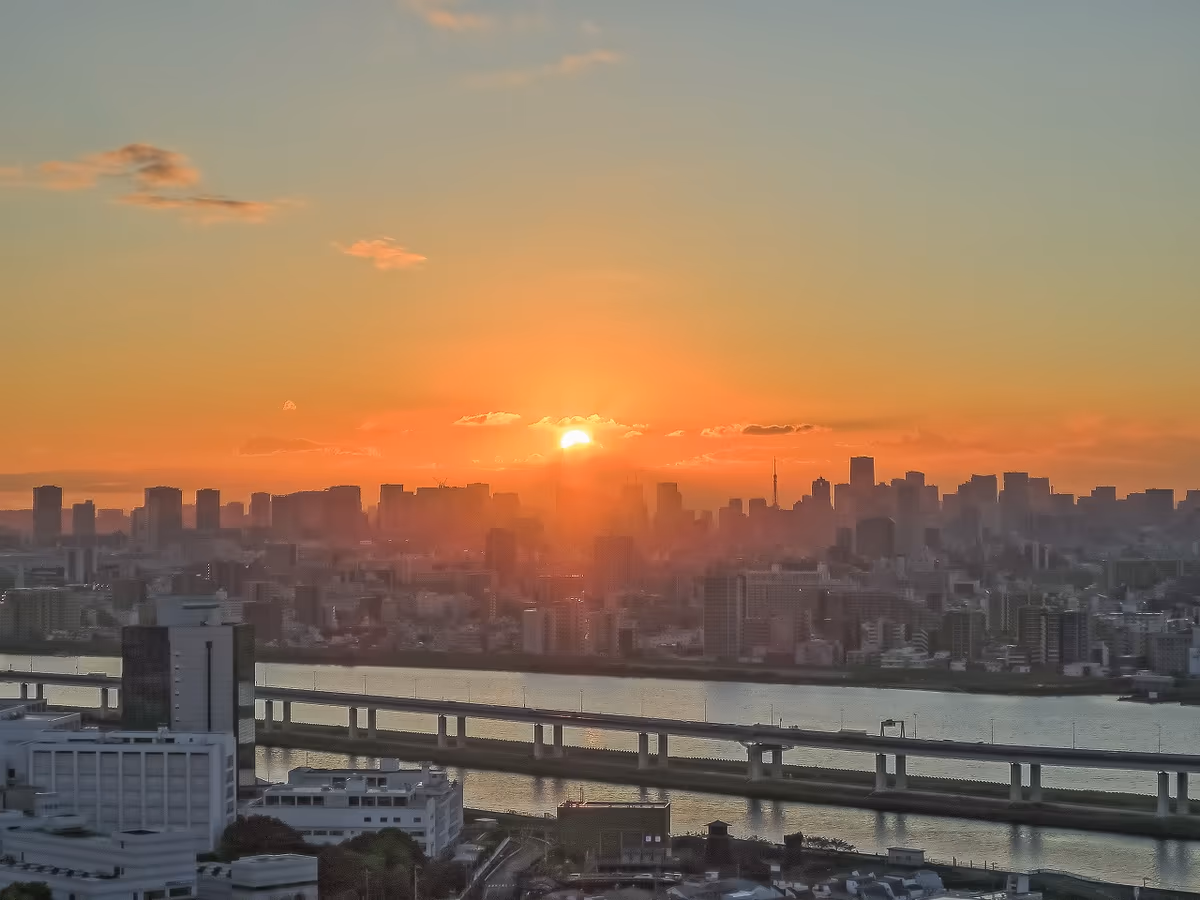 投稿写真：東京都心の上のダイヤモンド富士と荒川