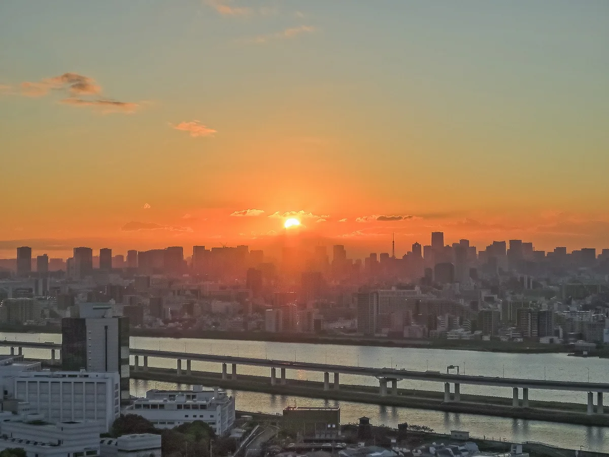 投稿写真：東京都心の上のダイヤモンド富士と荒川