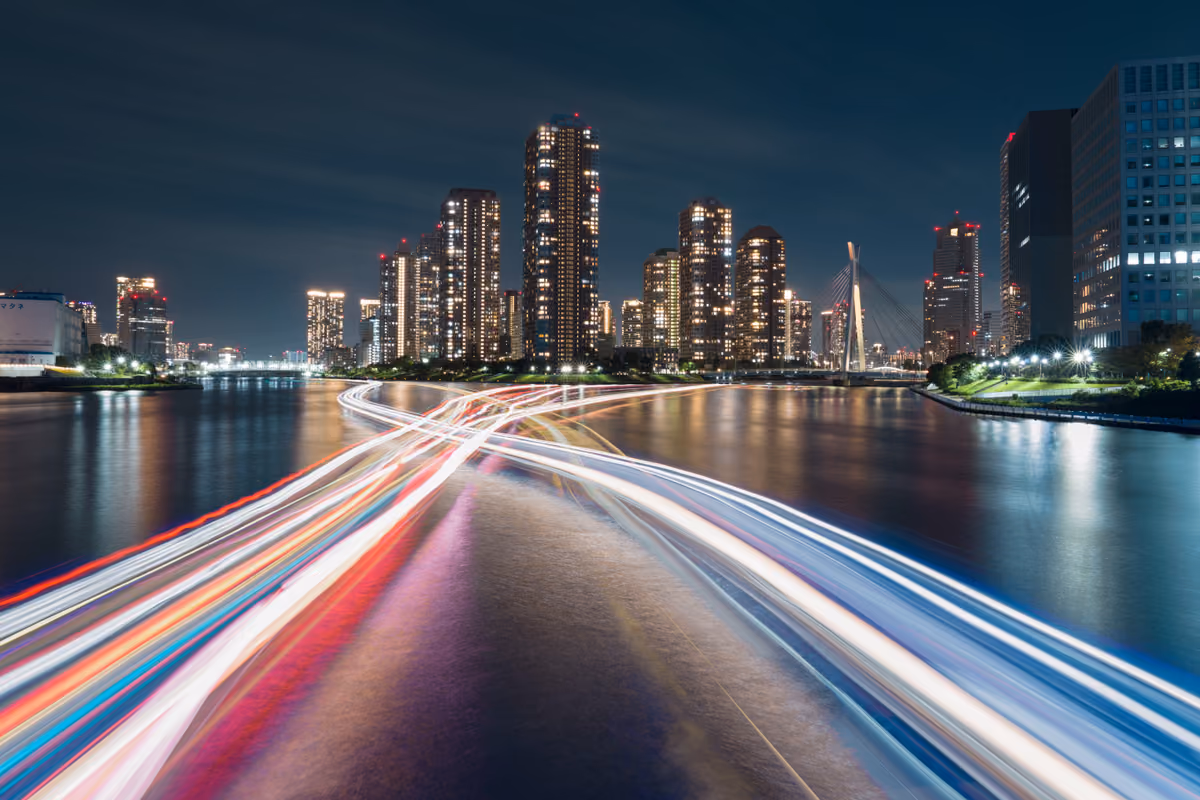 投稿写真：永代橋 屋形船の光跡