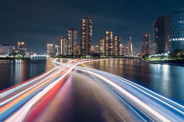 投稿：永代橋 屋形船の光跡