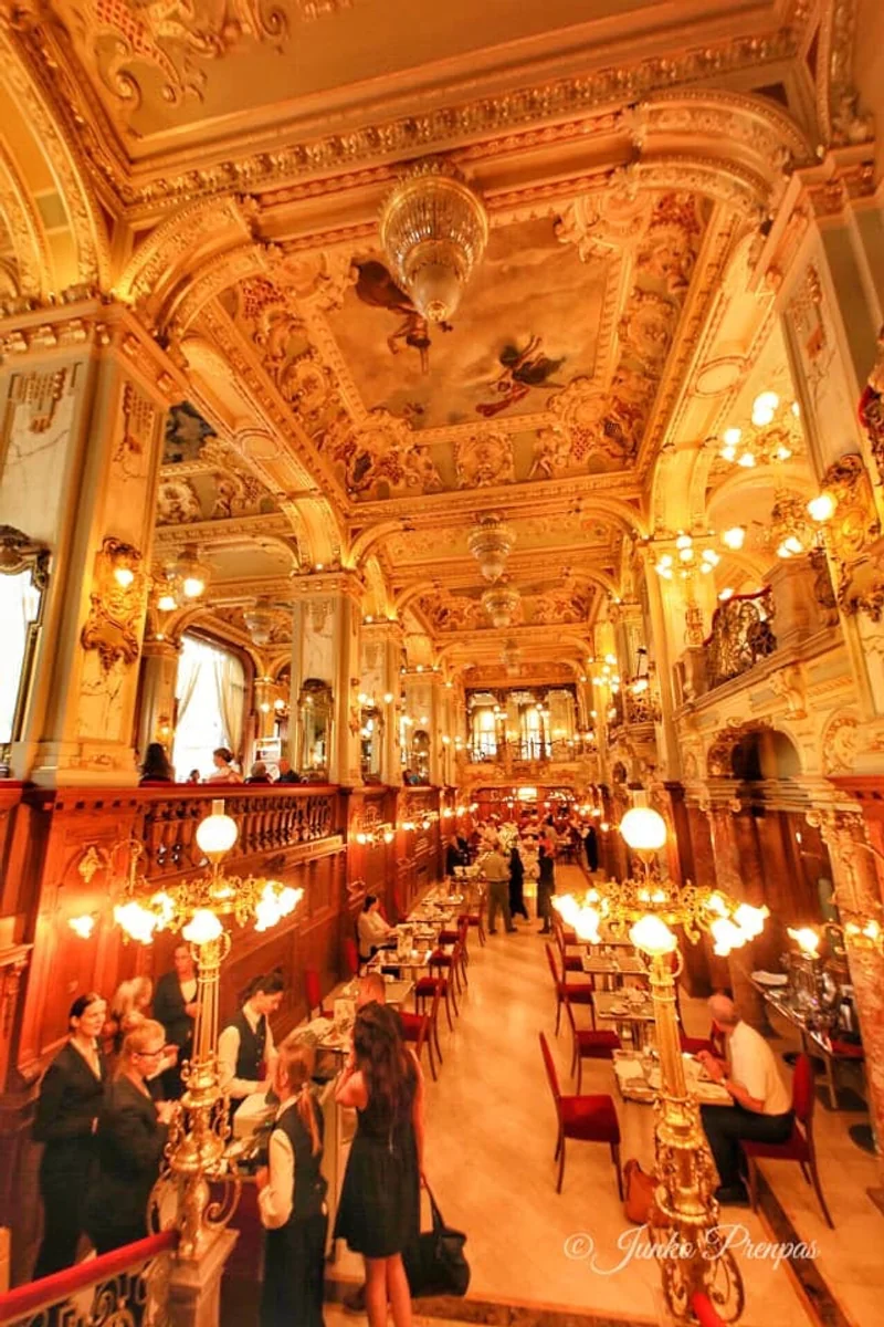 投稿写真：世界で一番豪華なカフェ