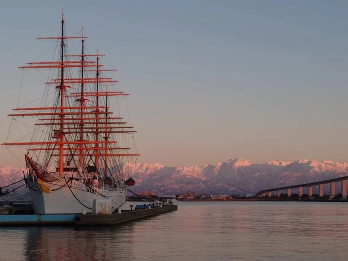 投稿写真：海王丸と新湊大橋
