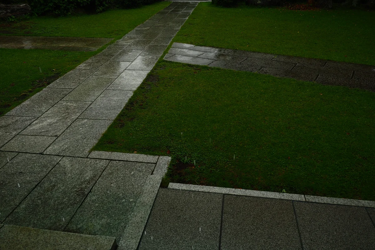 投稿写真：雨に濡れた石畳