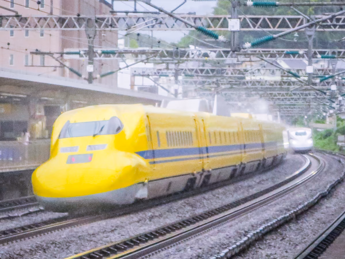 投稿写真：ドクターイエローと白い新幹線のすれ違い
