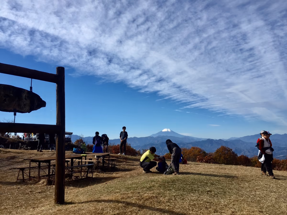 投稿写真：陣馬山と秋の雲