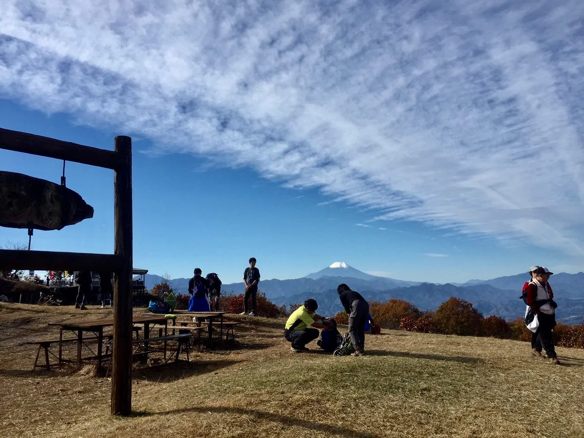 投稿写真：陣馬山と秋の雲