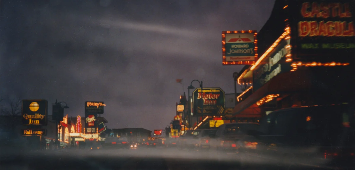 投稿写真：ナイアガラの滝、カナダ側の町の繁華街。立ち並ぶホテルの看板