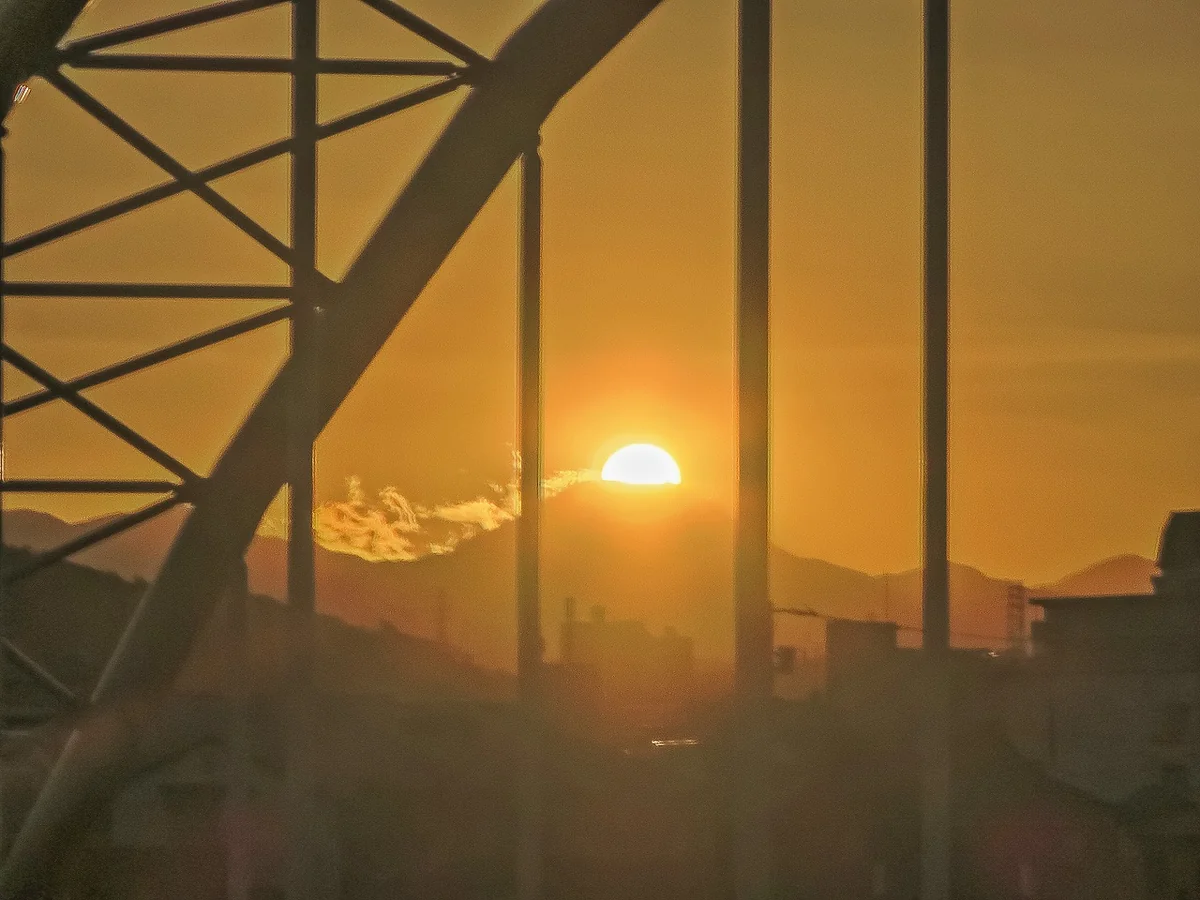 投稿写真：アーチ橋の中のダイヤモンド富士