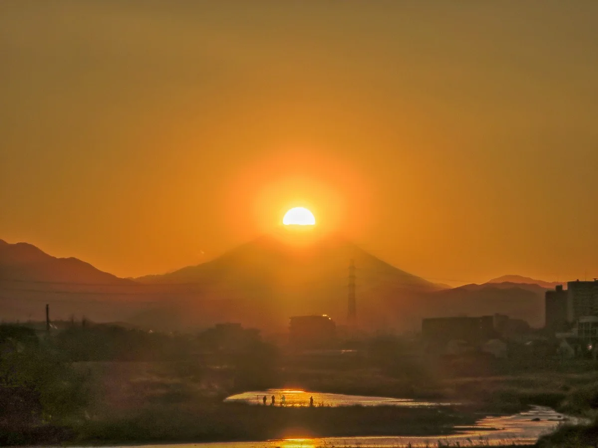 投稿写真：蛇行する川とダイヤモンド富士