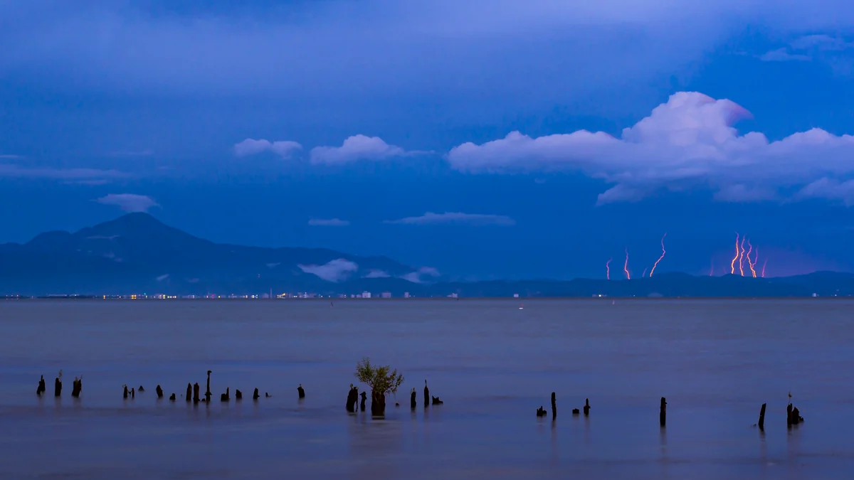 投稿写真：雷光と薄暮に映える伊吹山