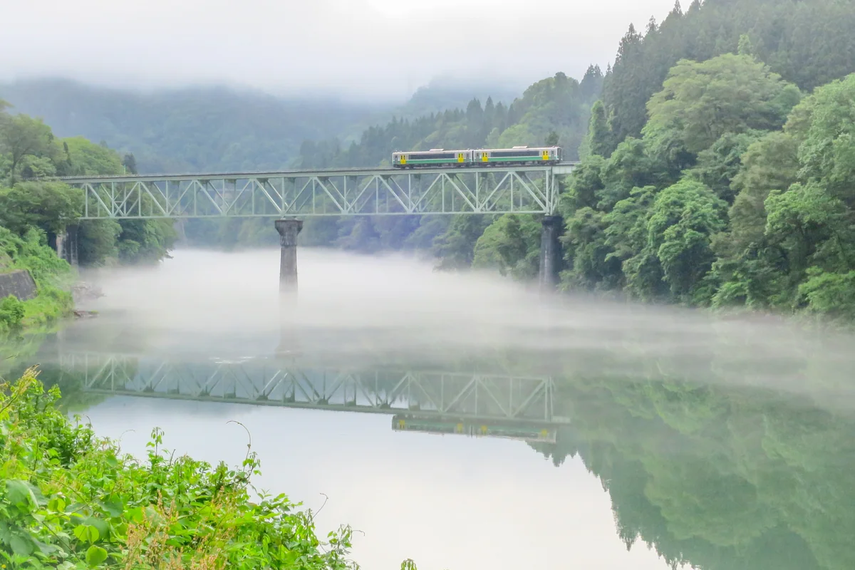 投稿写真：川霧の第二只見川橋梁を渡る只見線