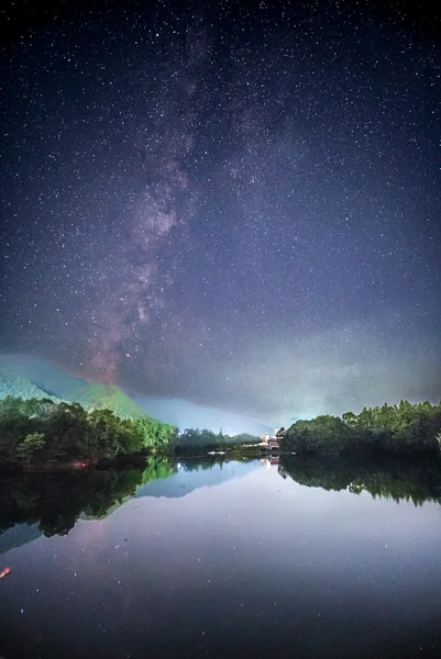 投稿：湖面に写る天の川と星