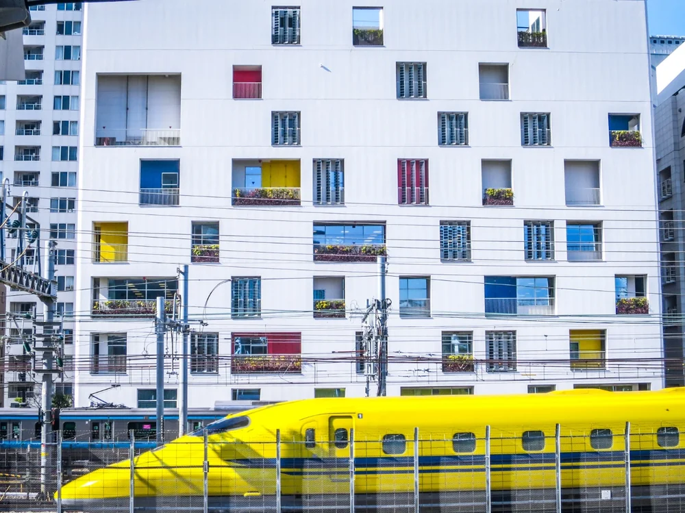 投稿写真：お洒落な建物とドクターイエロー