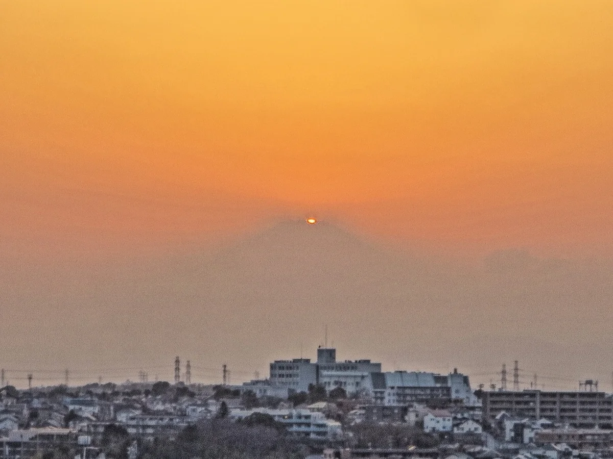 投稿写真：春霞の中のダイヤモンド富士最後の輝き