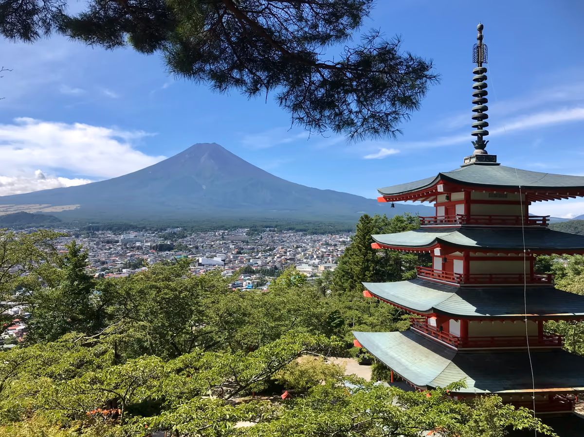 投稿写真：夏の忠霊塔と富士山（新倉富士浅間神社）
