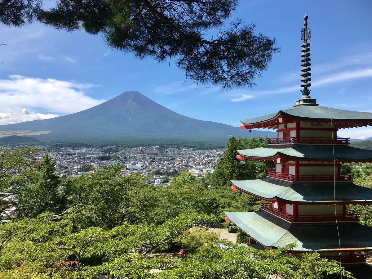 投稿写真：夏の忠霊塔と富士山（新倉富士浅間神社）
