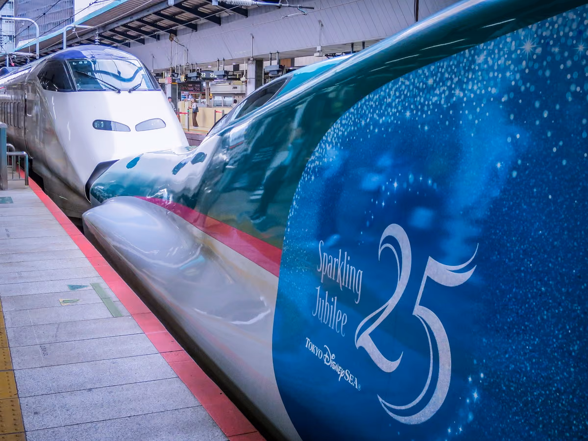 投稿写真：東京駅に停車中のディズニー新幹線とはこビュン