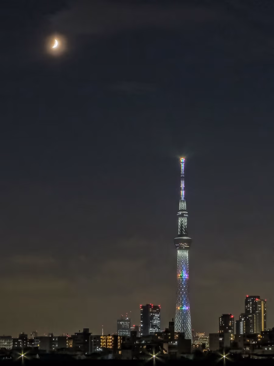 投稿写真：七日月と虹色のスカイツリー