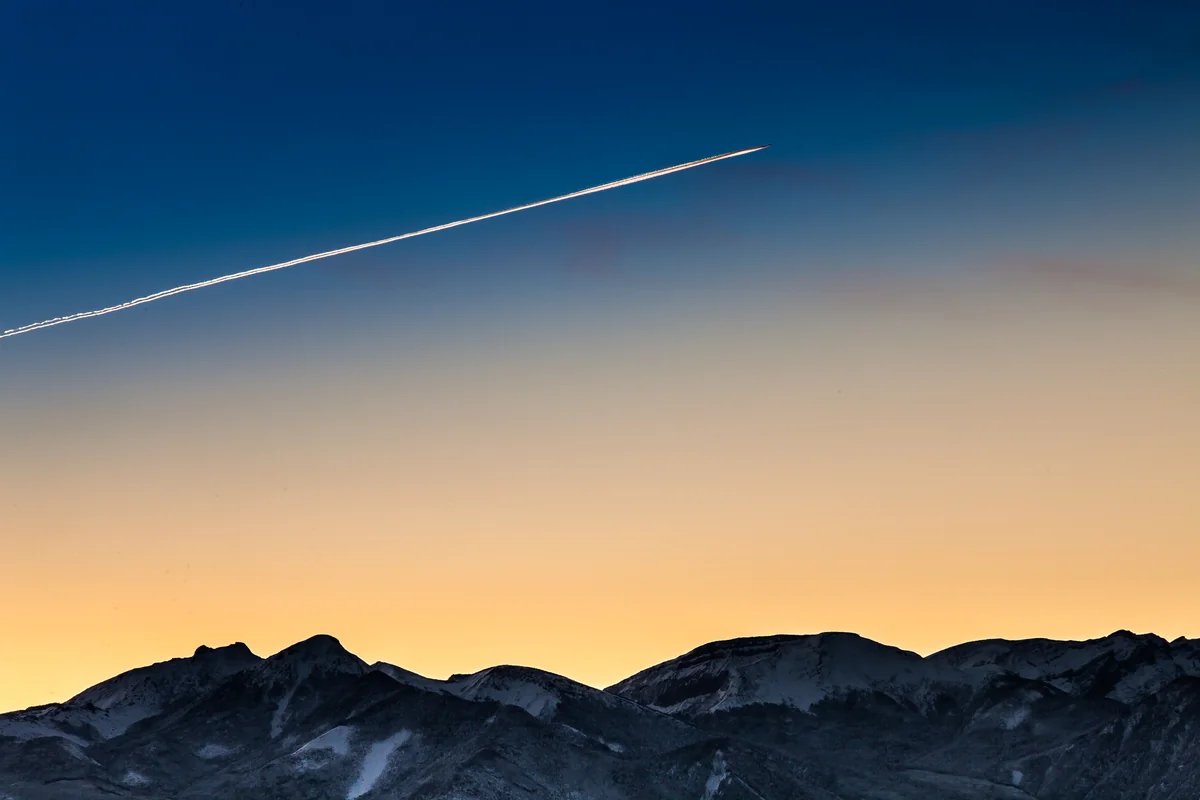 投稿写真：八ヶ岳の夜明けと飛行機雲