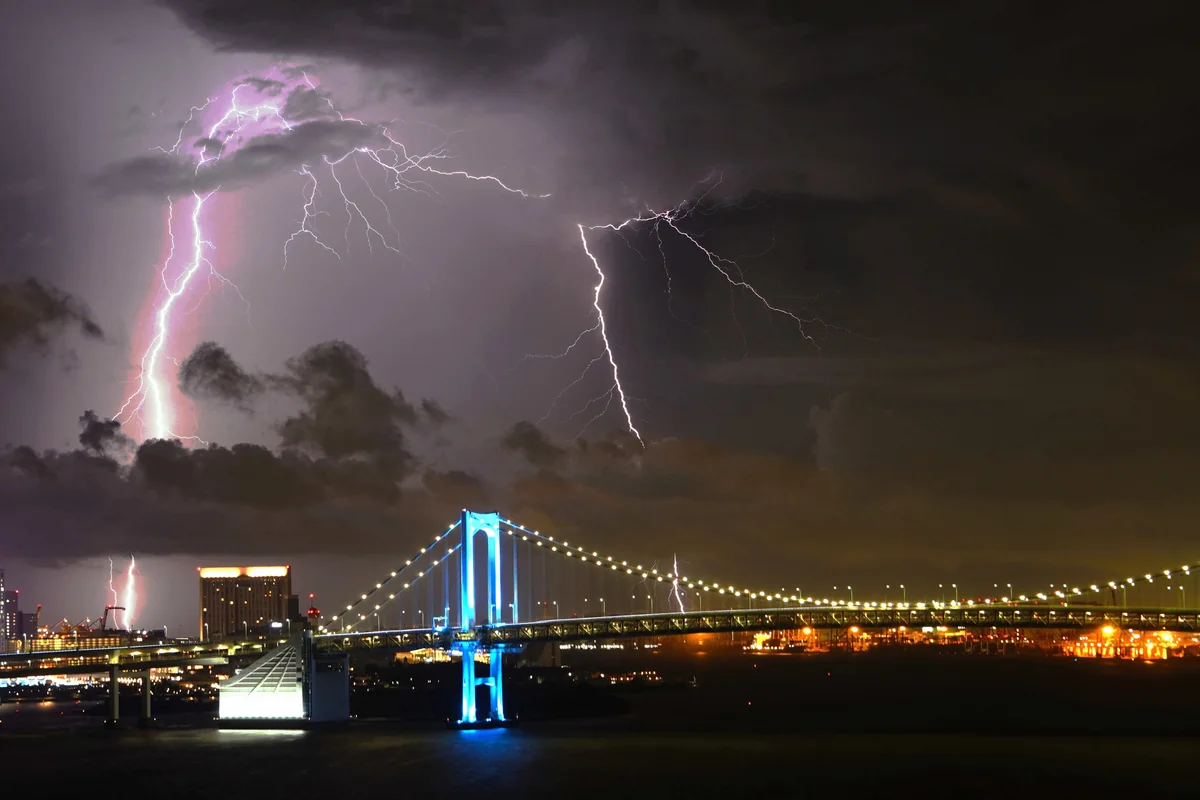 投稿写真：落雷とレインボーブリッジ