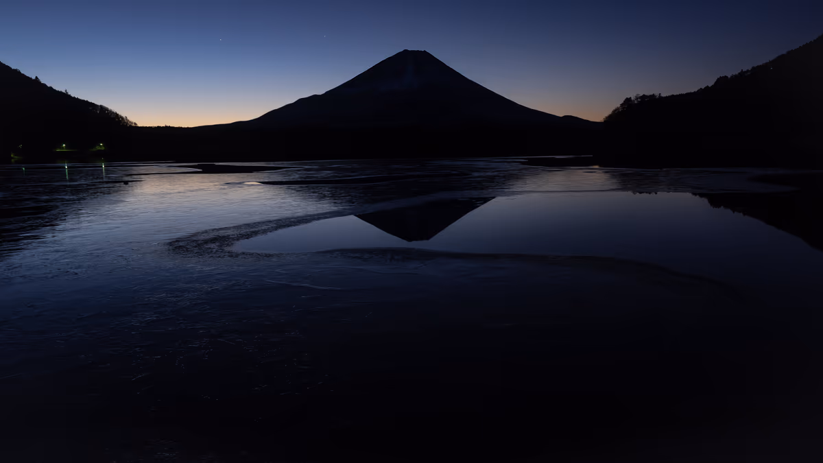 投稿写真：夜明けの富士山と精進湖