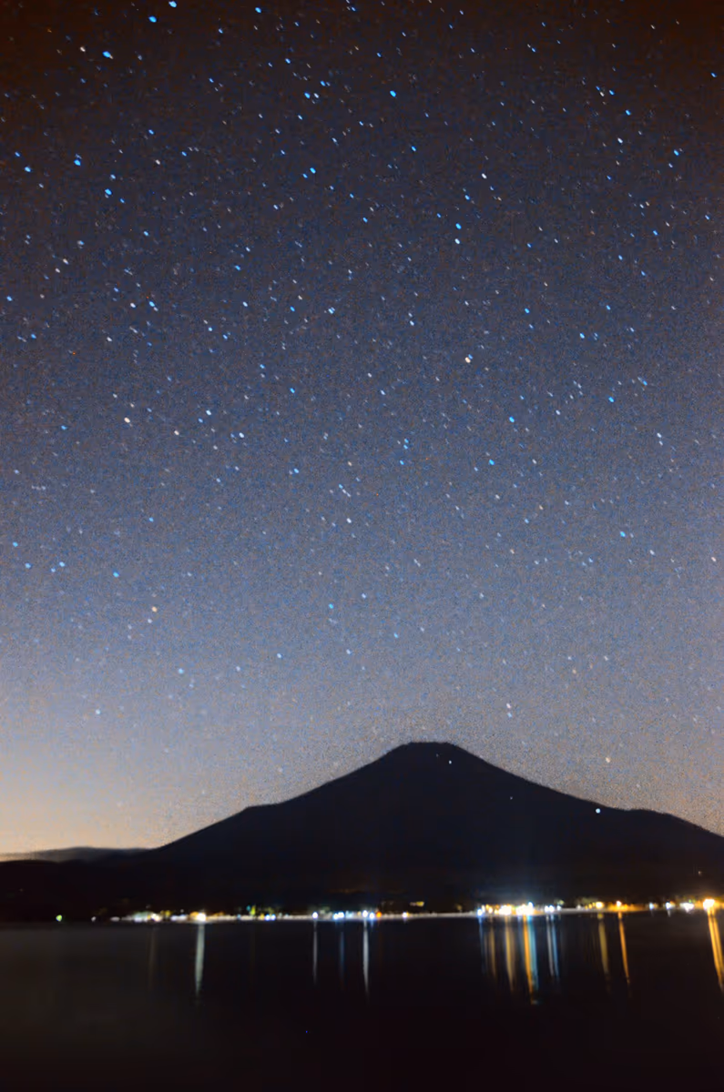 投稿写真：山中湖畔　星空の富士