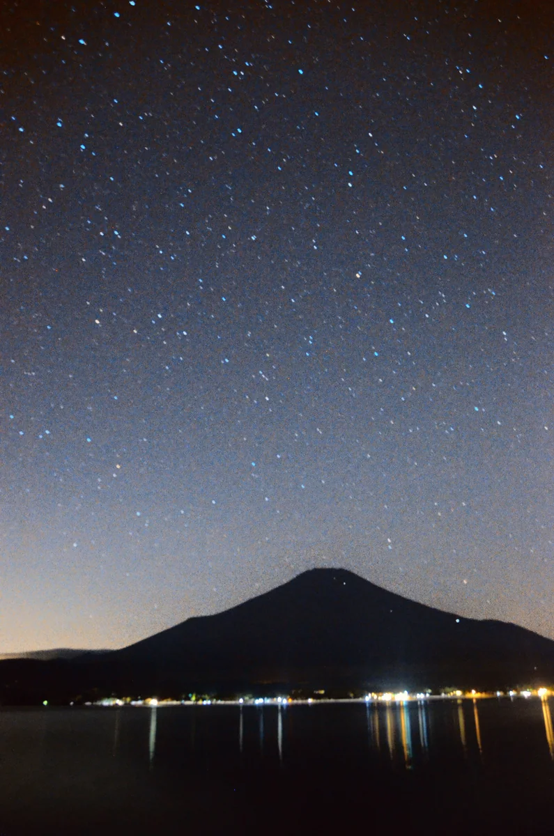 投稿写真：山中湖畔　星空の富士