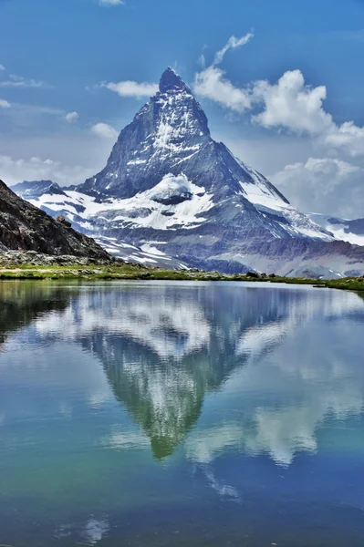 投稿：リッフェルゼーに姿を映すマッターホルン