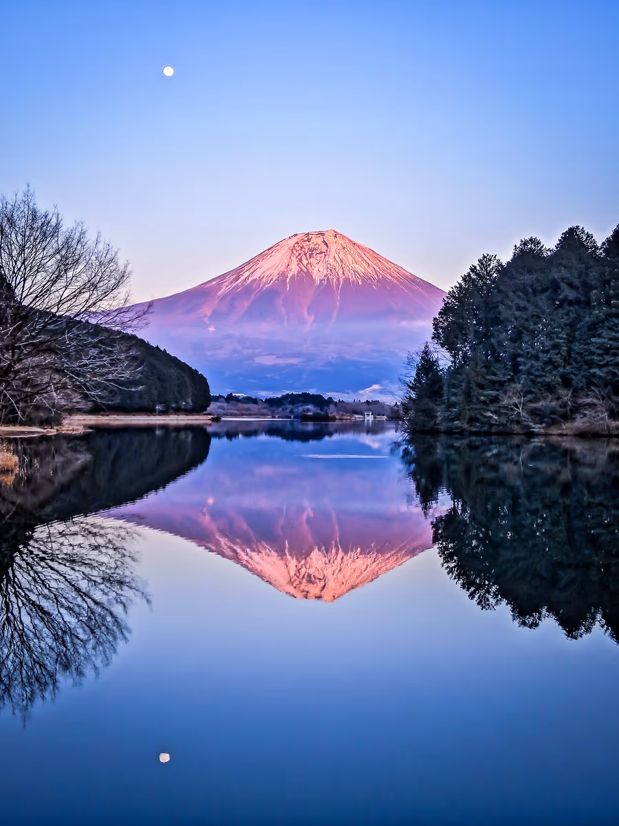 投稿写真：月と紅富士のパーフェクトリフレクション
