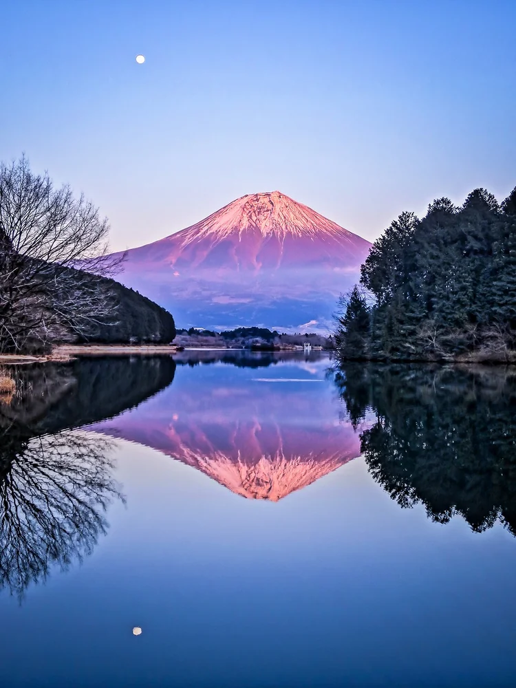 投稿写真：月と紅富士のパーフェクトリフレクション