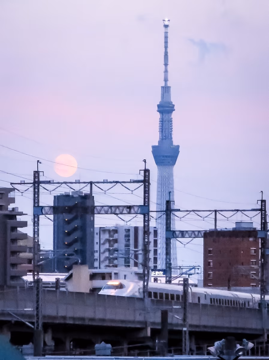 投稿写真：小望月とスカイツリーとE2系新幹線