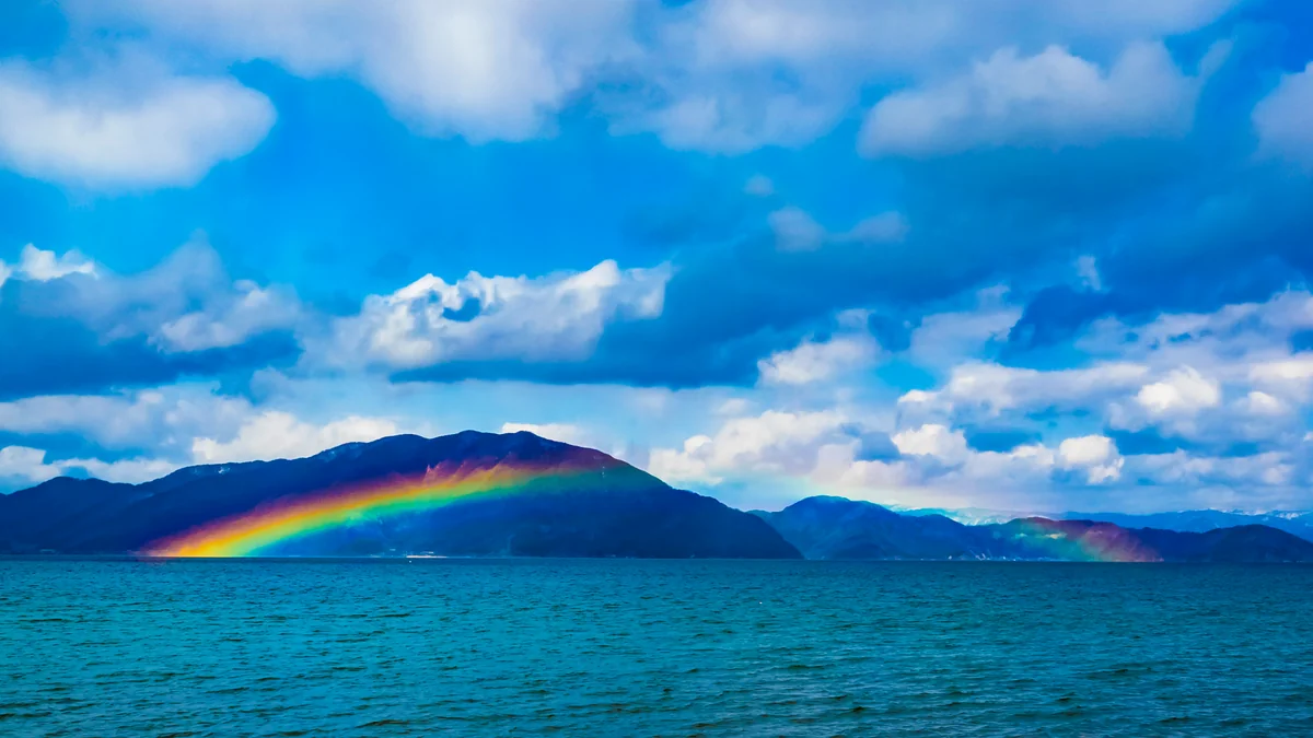 投稿写真：早春湖上の虹の架け橋