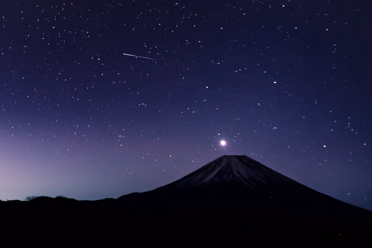 投稿写真：しぶんぎ座流星群と富士山