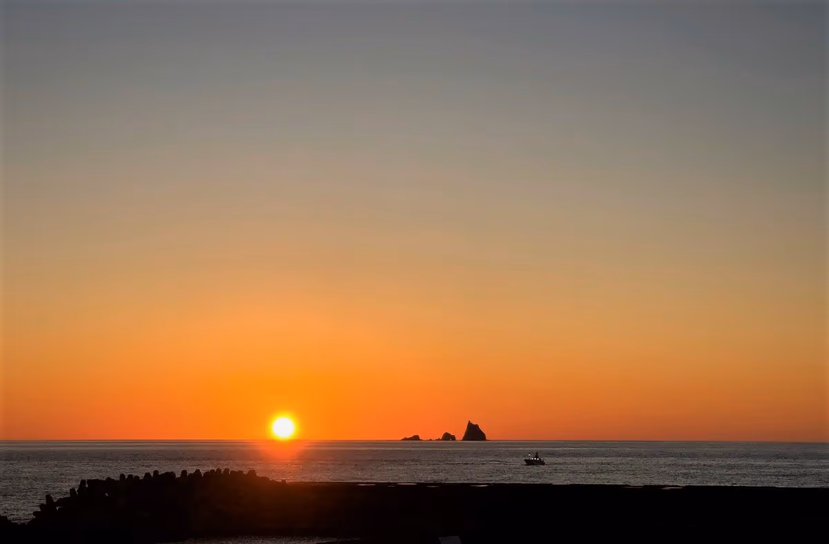 投稿写真：三本岳と水平線に沈む太陽