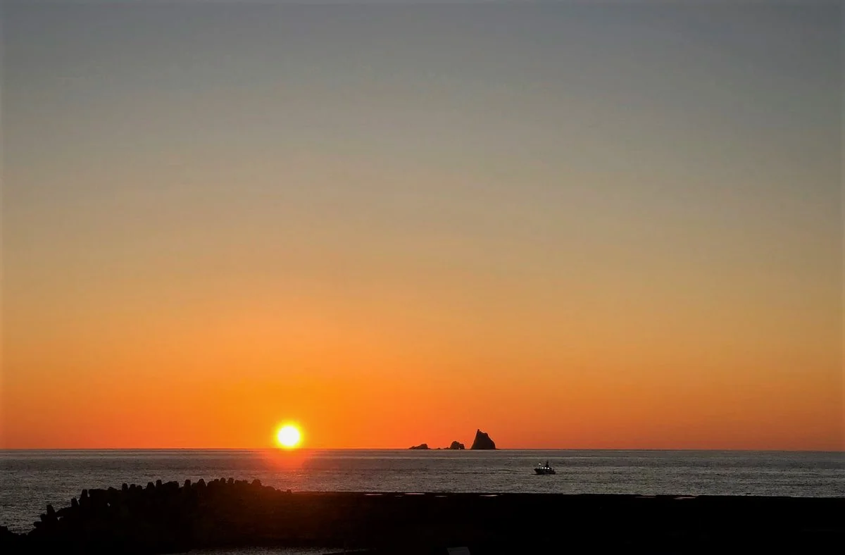 投稿写真：三本岳と水平線に沈む太陽