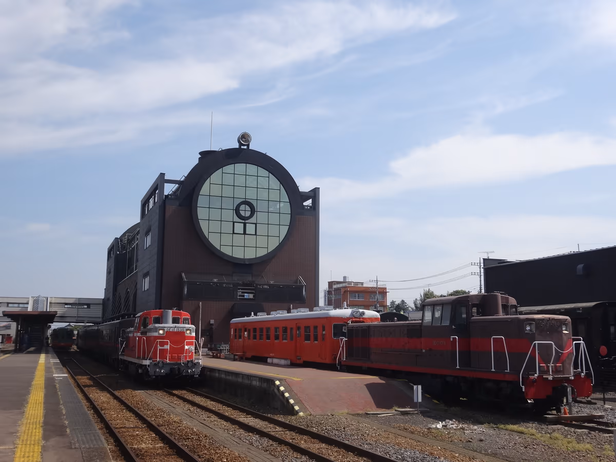 投稿写真：『 SL の形を模した駅舎』／真岡駅