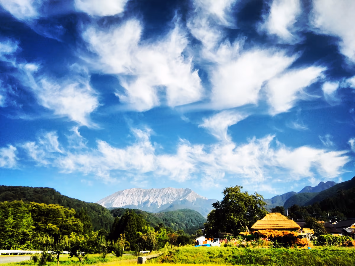 投稿写真：茅葺き屋根×奥大山×秋空