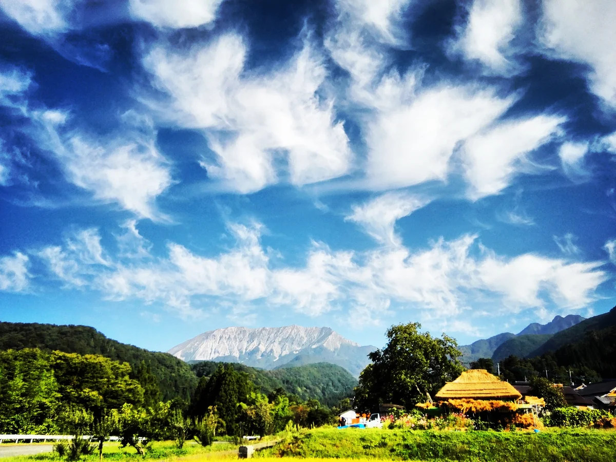 投稿写真：茅葺き屋根×奥大山×秋空
