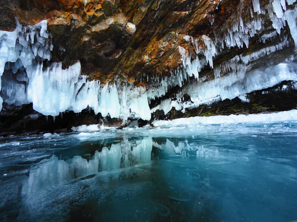 投稿：バイカル湖　氷の空洞