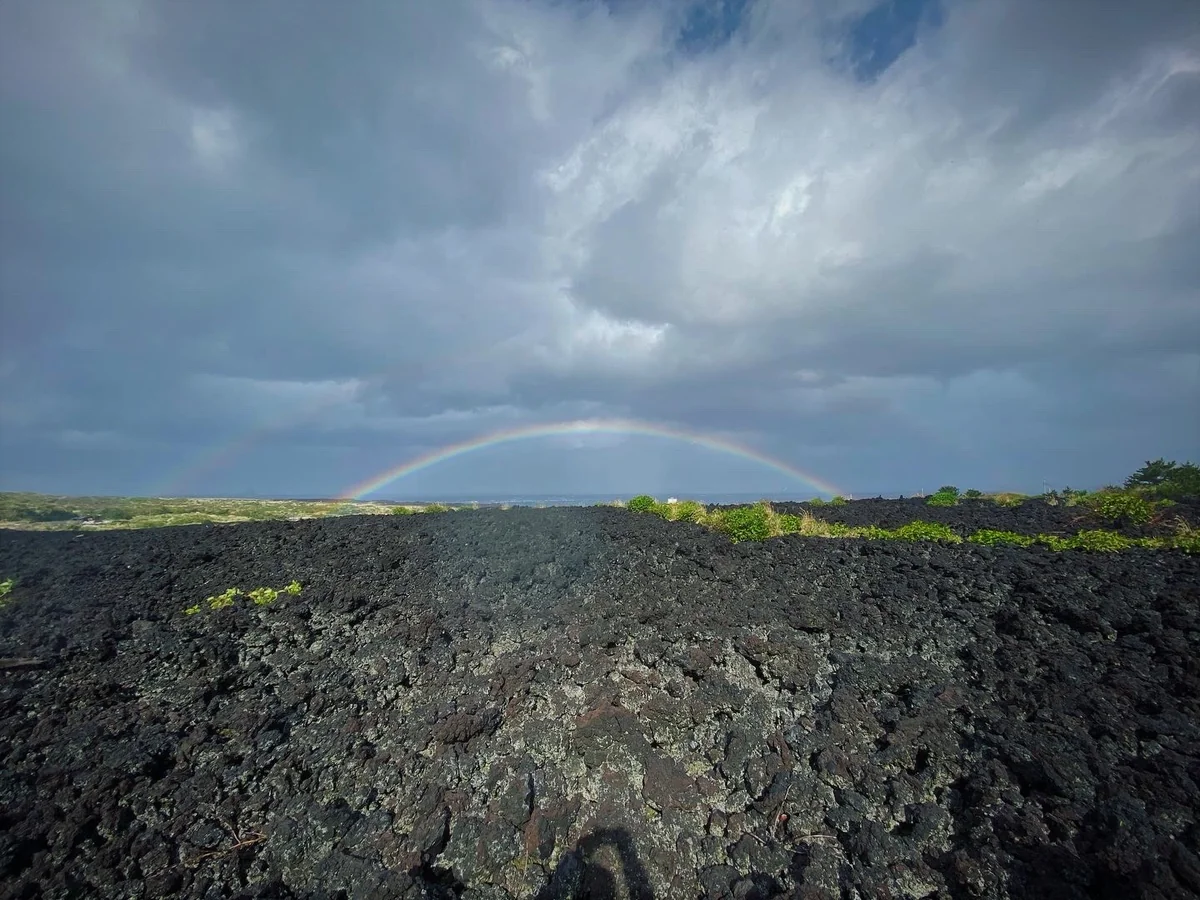 投稿写真：溶岩台地にかかる虹