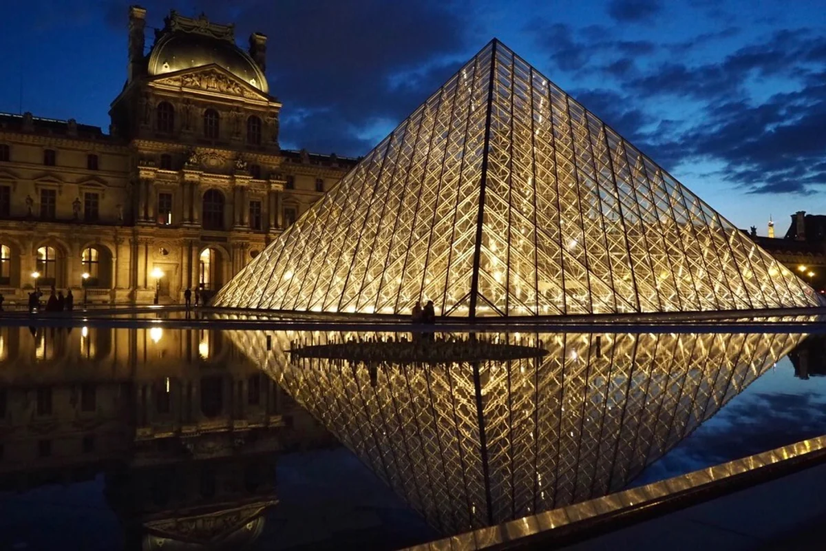 投稿写真：水面に映るルーヴルピラミッド