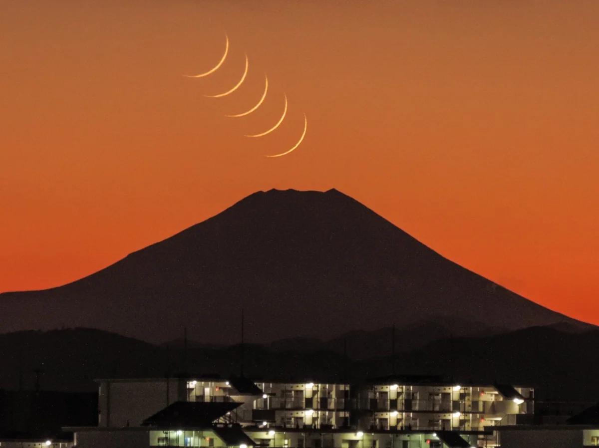 投稿写真：富士山に沈む二日月の軌跡