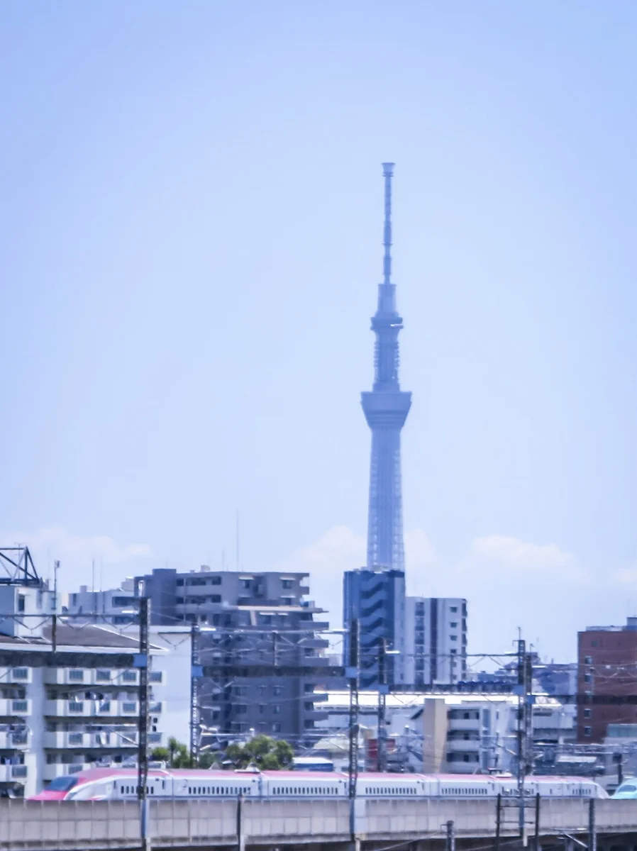 投稿写真：東京スカイツリーとE6系