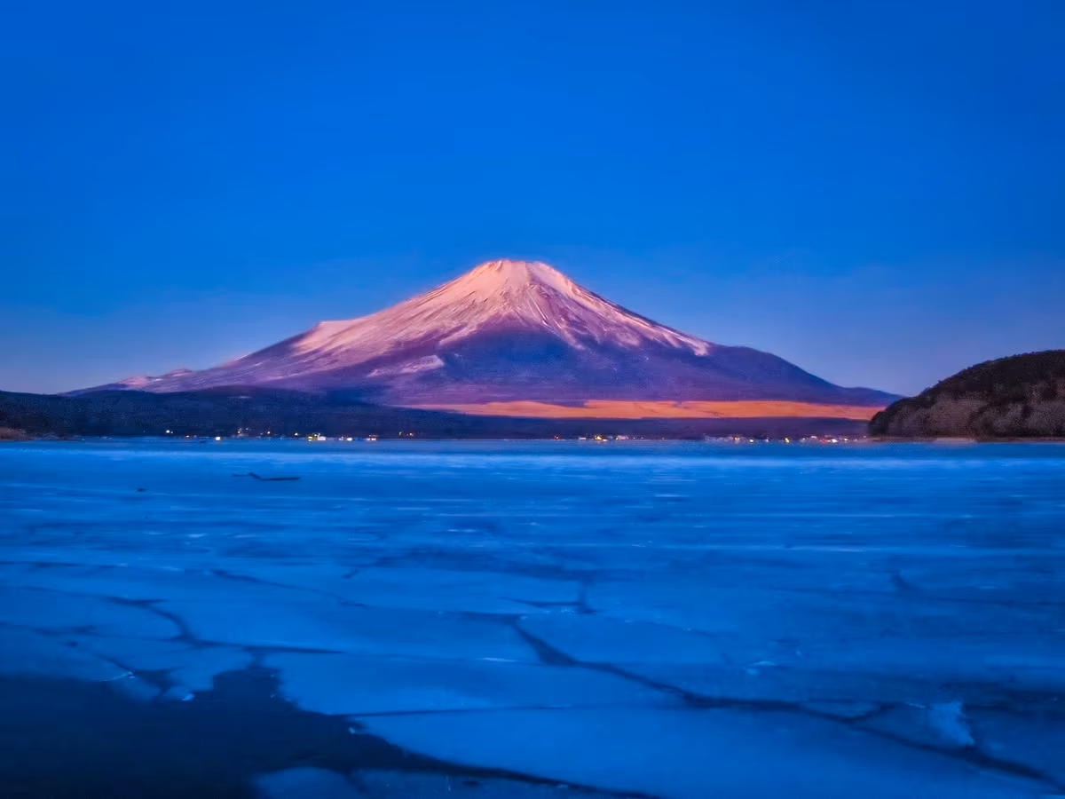 投稿写真：凍結した山中湖と薄紅富士