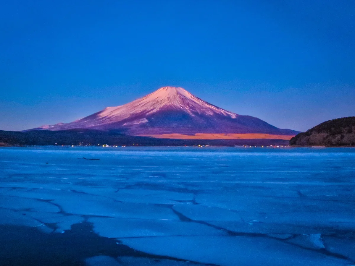 投稿写真：凍結した山中湖と薄紅富士
