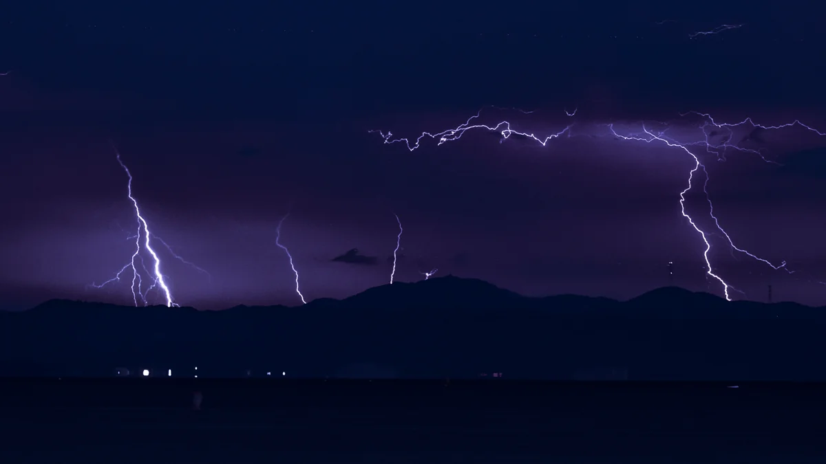 投稿写真：湖畔雷光